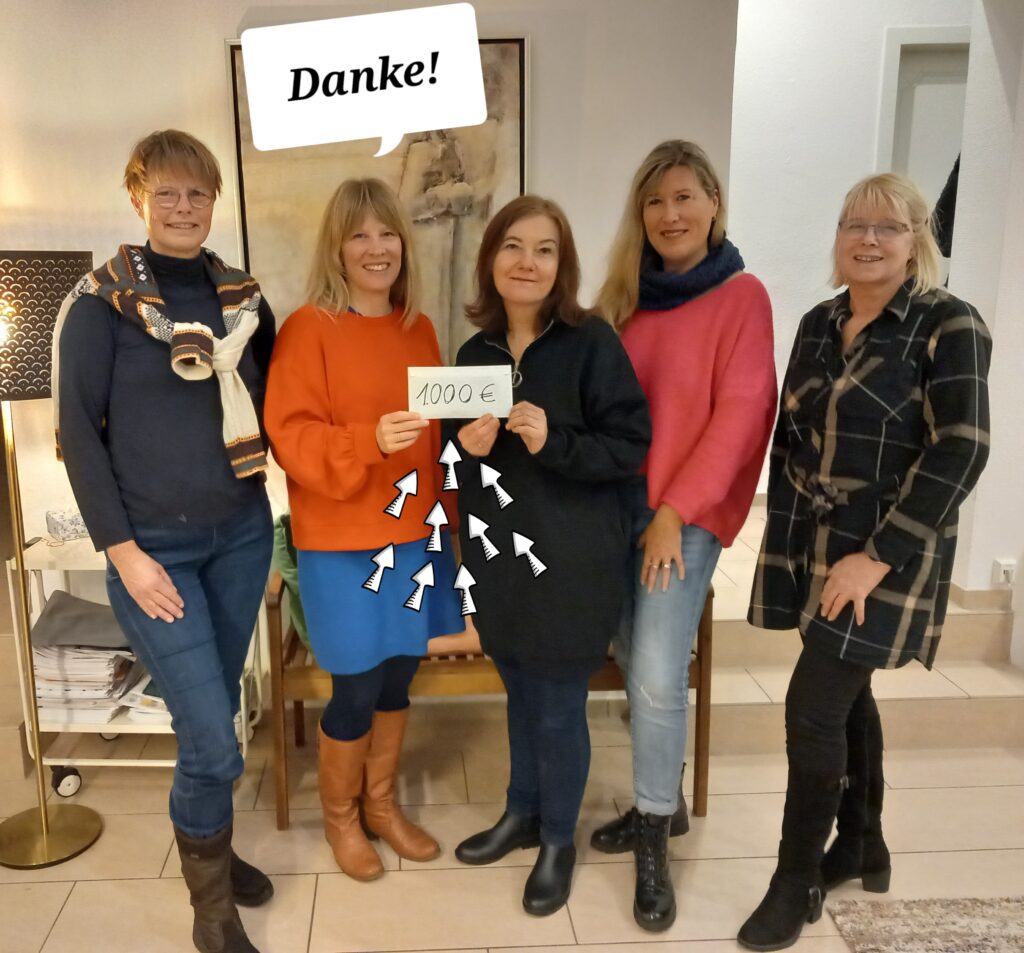 Das Orga-Team des Weihnachtsmarktes (Barbara Bömelburg-Wirtz li., Silvia Kraussen re., Tanja Lambertz-Karwatka 2.v.re., Anke Baer 3.v.re. überreichen die Spende an Koordinatorin Judith Bielz