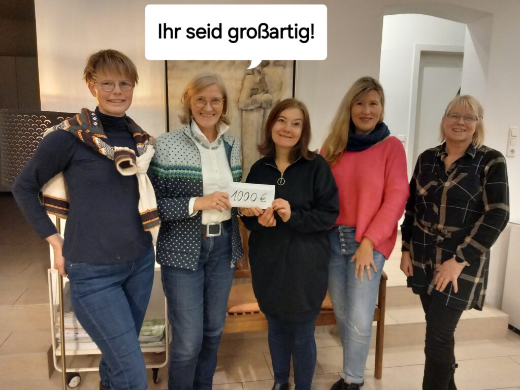 Das Orga-Team des Weihnachtsmarktes (Barbara Bömelburg-Wirtz li., Silvia Kraussen re., Tanja Lambertz-Karwatka 2.v.re., Anke Baer 3.v.re. überreichen die Spende an die Vorsitzende des Hospizvereins Annette Neumann